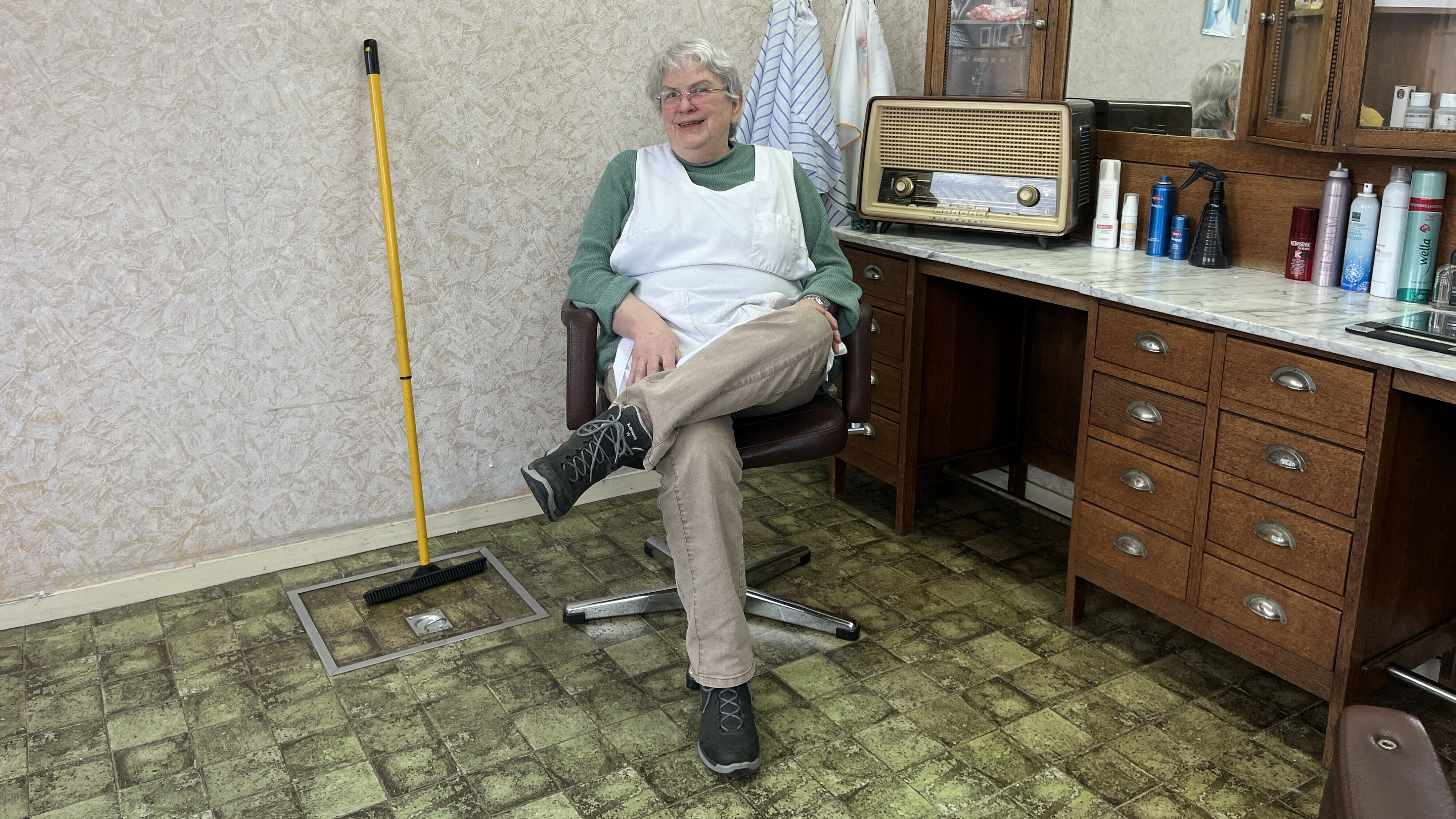 Kapster Tineke Bazuin uit Hooghalen is 80 jaar oud geworden en knipt nog altijd