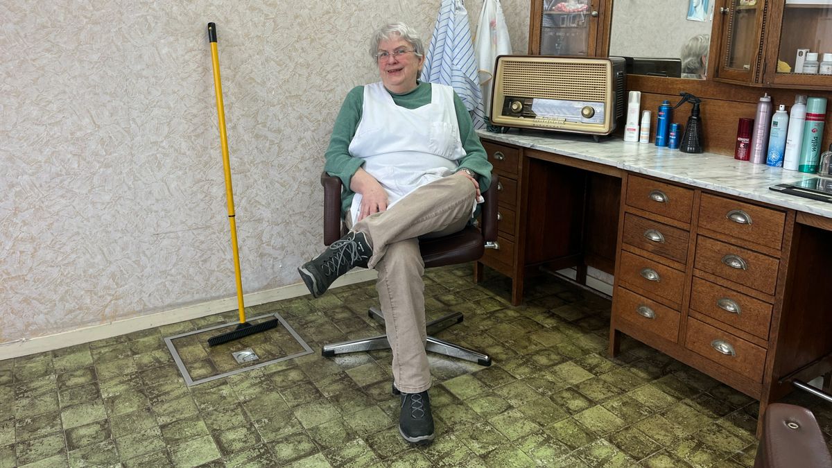 Kapster Tineke Bazuin uit Hooghalen is 80 jaar oud geworden en knipt nog altijd