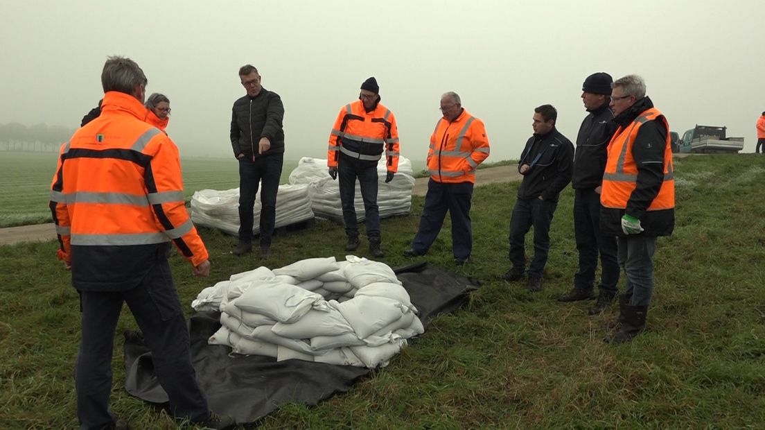 'Droog oefenen.' Dat is volgens Henri Peppelman wat Waterschap Rijn en IJssel deze week doet. Medewerkers oefenen in de praktijk wat ze moeten doen bij noodsituaties, zoals bijvoorbeeld extreem hoge waterstanden.