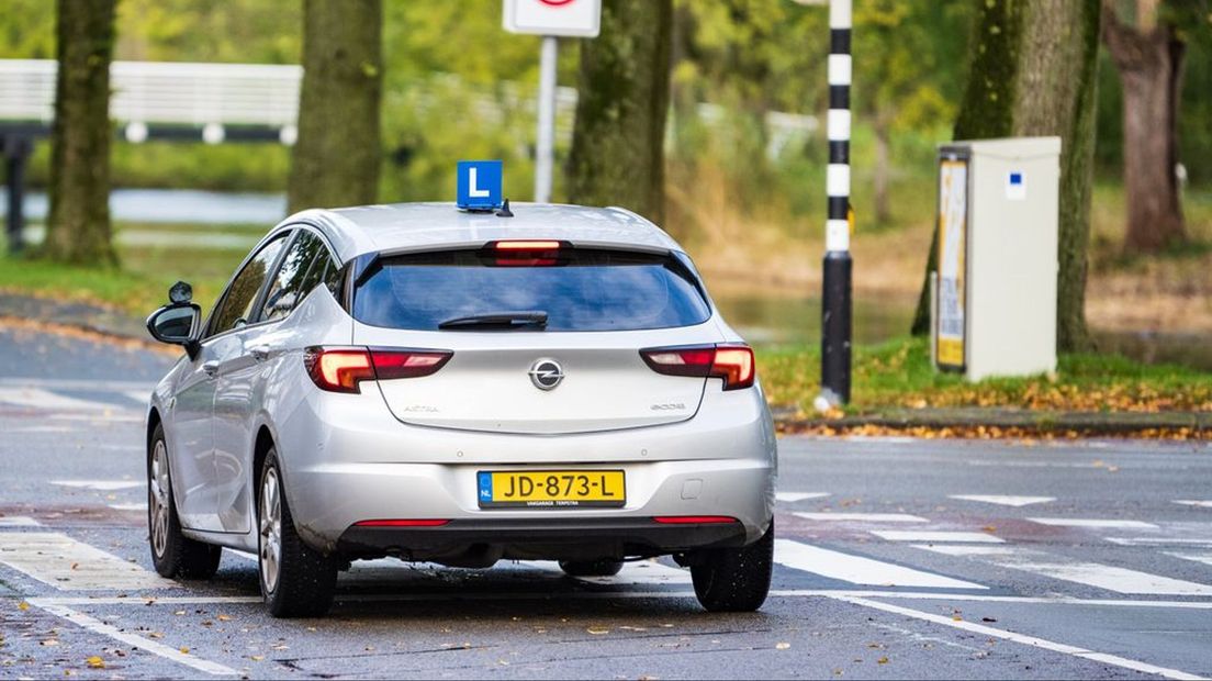 Rijlessen worden duurder door hoge benzineprijzen