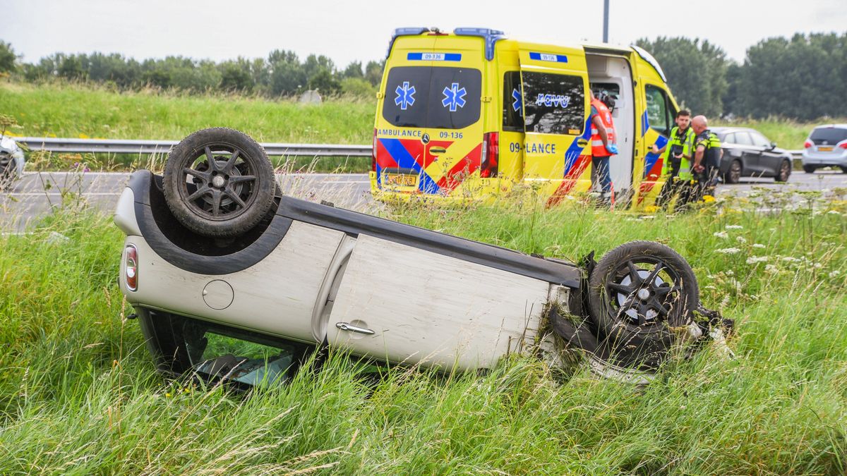 Automobilist slaat over de kop op A12 bij Harmelen