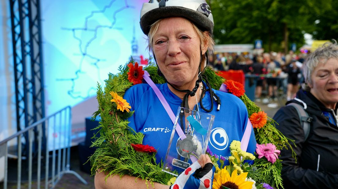Een blije Simone Scheffer bij de finish