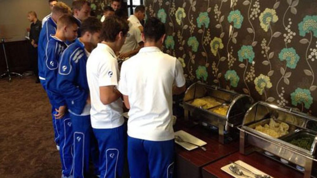 Fans trakteren Graafschap-spelers op bordje pasta