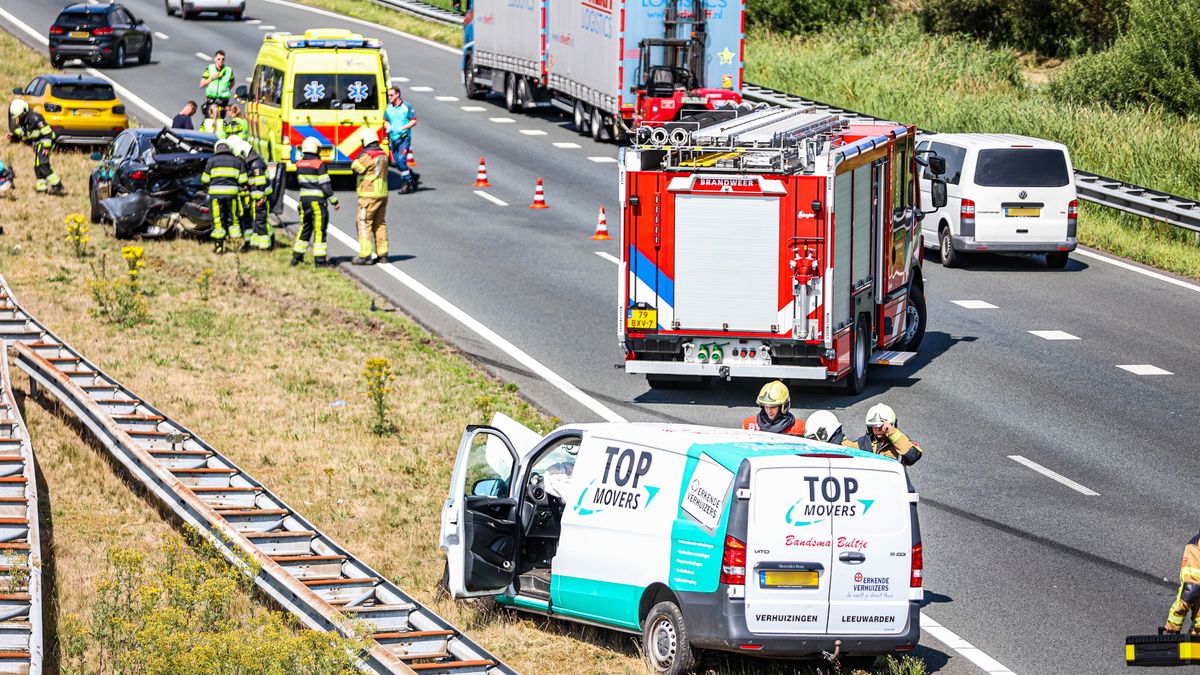 File op de A6 na ongeluk bij Sint Nicolaasga | Jong stel veroordeeld voor overval op supermarkt in L