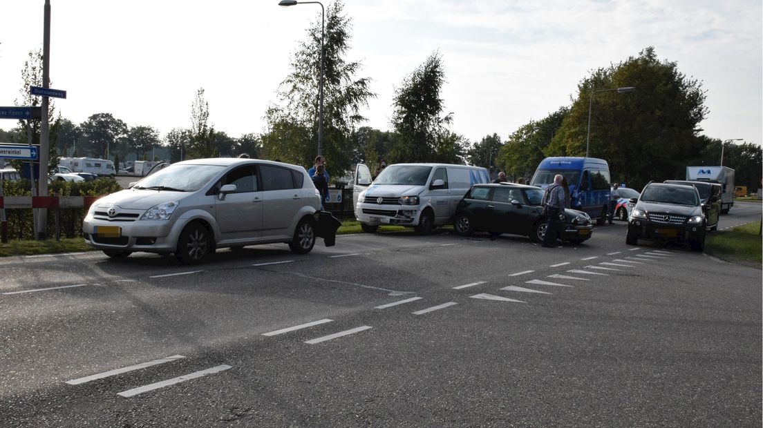 Vier auto's botsen op elkaar in Hardenberg