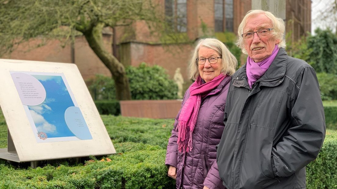 Paul en Ina Kuiper bij de sokkel met een van de gedachten voor hun vermoorde dochter Maaike.