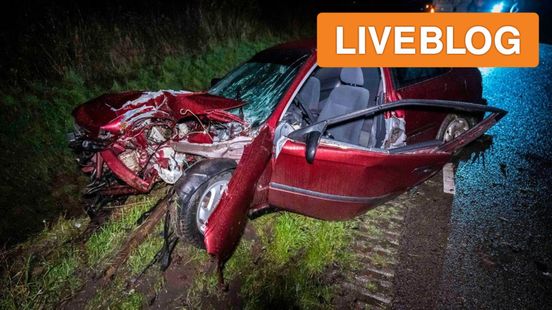 Bestuurster uit auto geslingerd na botsing op boom • arrestatieteam valt woning binnen.