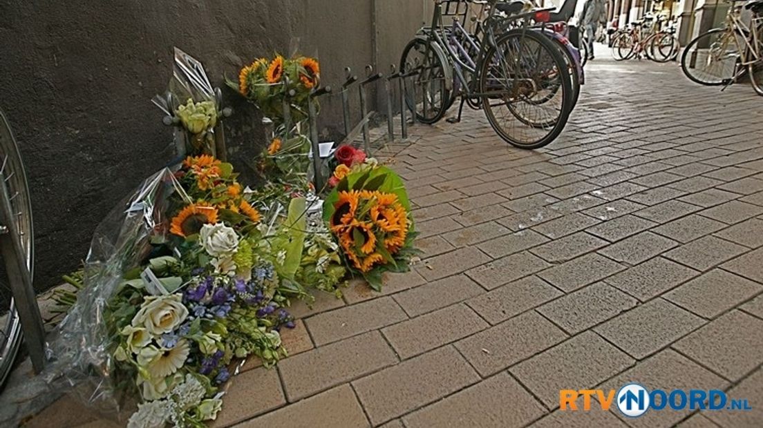 Bloemen in het Tingtangstraatje ter nagedachtenis aan de student die dinsdag uit een raam viel.