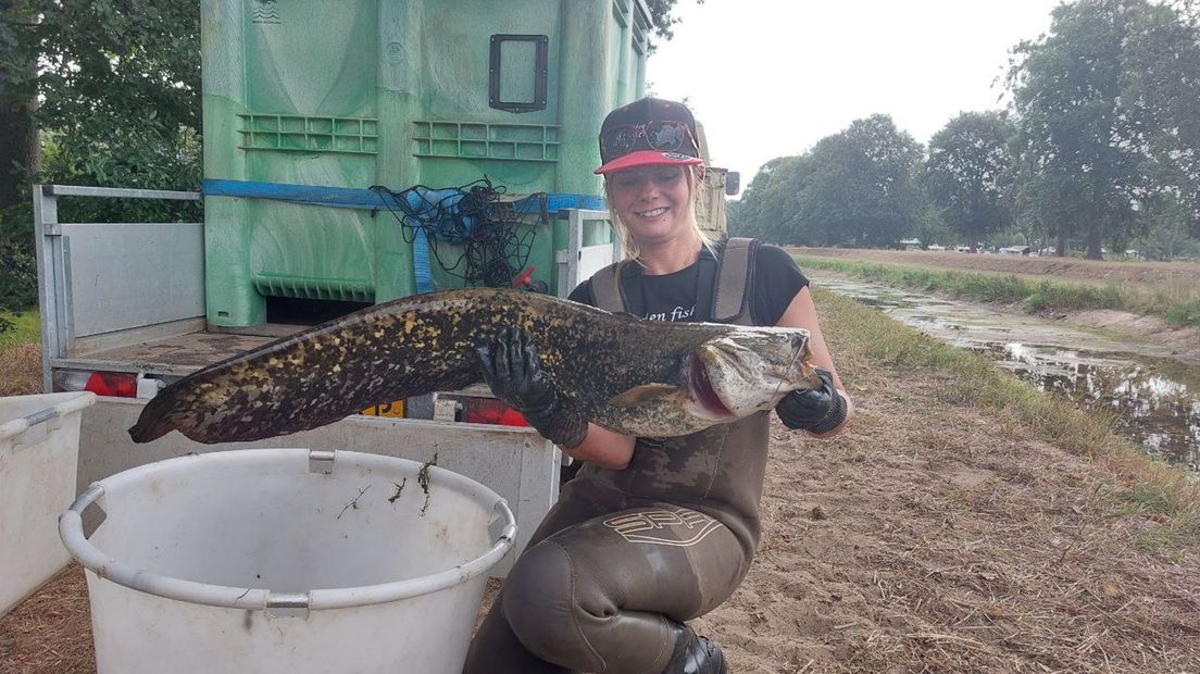 Bianca Valk poseert met een flinke meerval