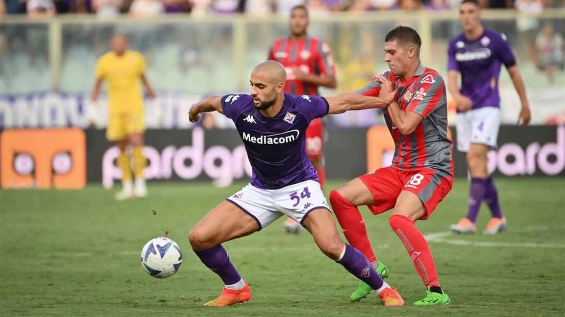Fiorentina-speler Sofyan Amrabat (l) kijkt uit naar het duel met FC Twente