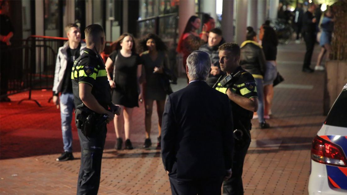 Burgemeester Aptroot op pad met de Zoetermeerse politie.