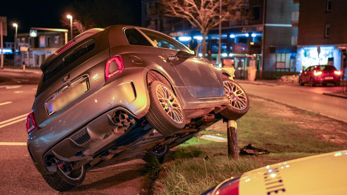 Car Crash in Emmen: Motorist Flees Scene After Hitting Traffic Light Pole