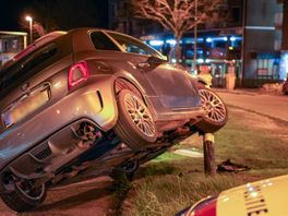 Auto ramt verkeerslicht in Emmen, inzittenden maken dat ze wegkomen