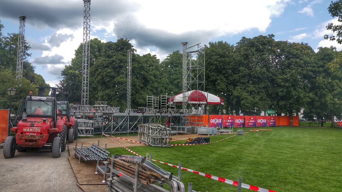 Op het Lepelenburg worden de voorbereidingen voor de huldiging al getroffen