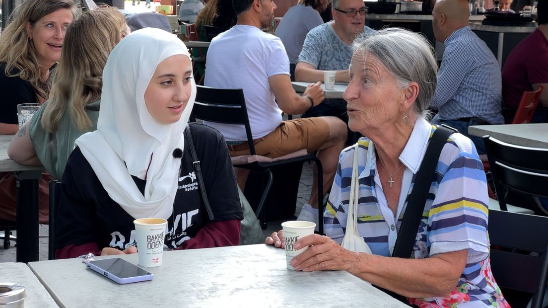 Safa (links) leert vandaag Conny beter kennen