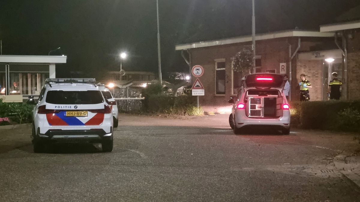 Politie rukt uit na melding van steekpartij bij azc Schalkhaar