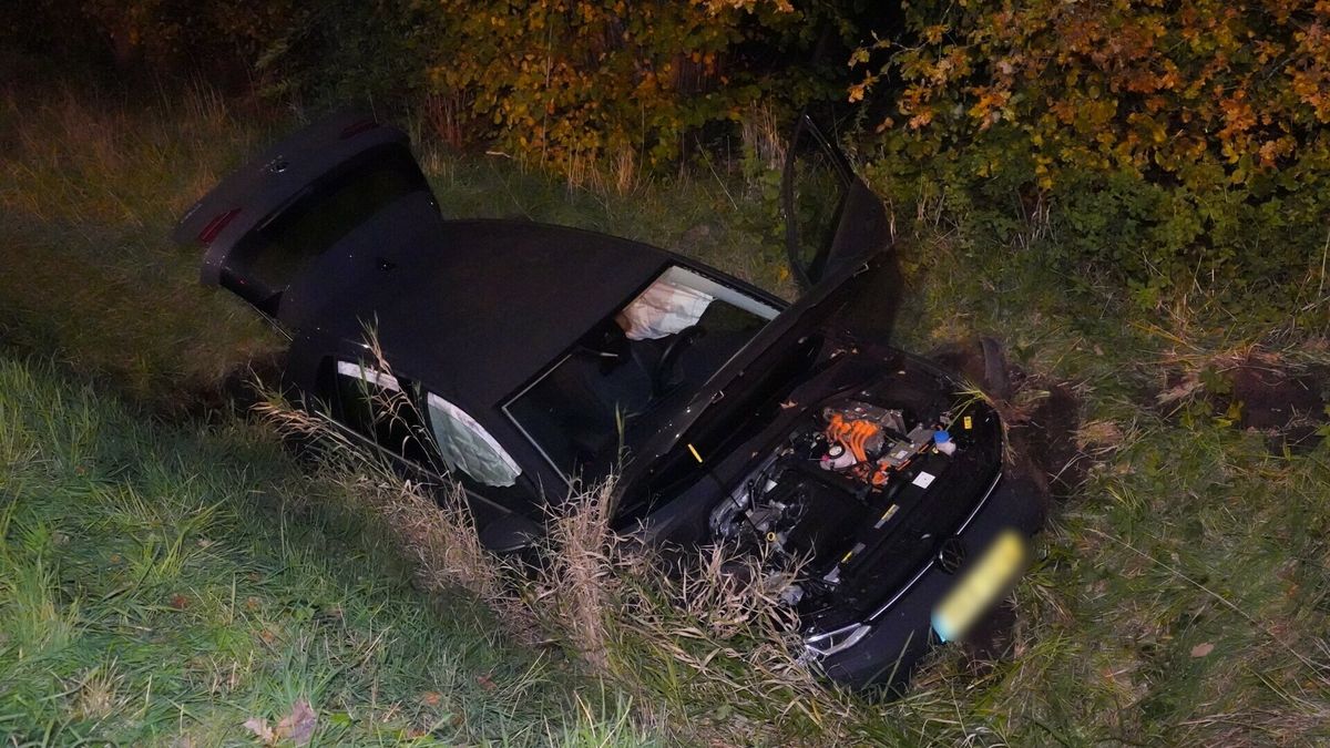Auto belandt in sloot bij Beilen, een gewonde