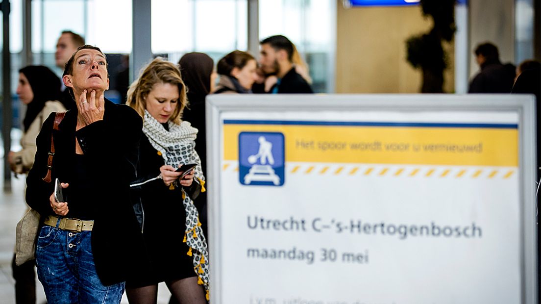 Gestrande reizigers op Utrecht Centraal maandagmorgen.