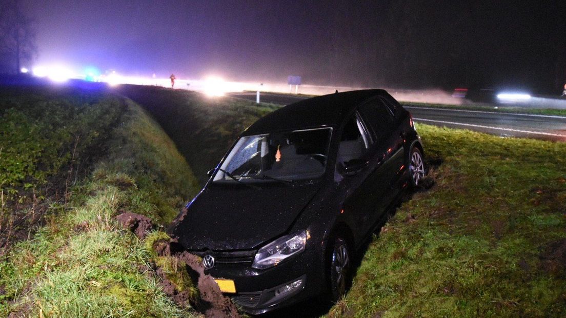 Auto in de berm (Rechten: De Vries Media)