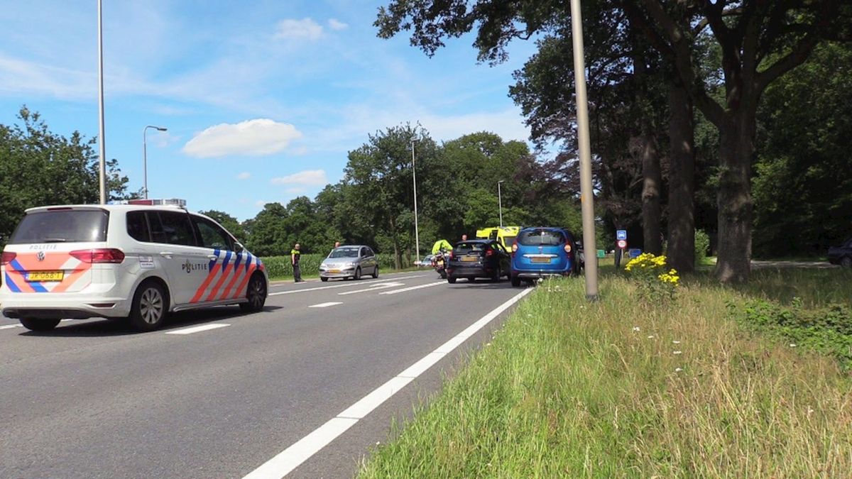 Fietser gewond bij botsing met busje op N34 bij Holthone