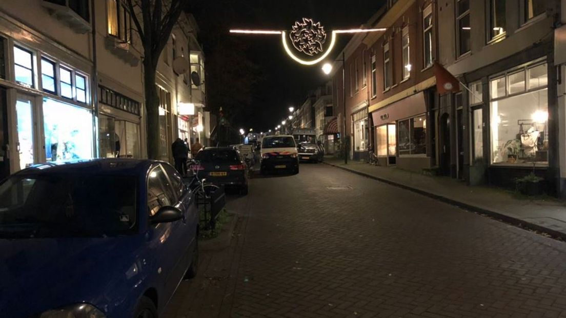De politie is woensdag in een woning boven restaurant Sugar Hill aan de Klarendalseweg in Arnhem gestuit op een grote partij vuurwerk. De hulpdiensten schaalden snel op, nadat er ook een geïmproviseerde vuurwerkbom werd gevonden. De gasten in het restaurant werden na de vondst naar buiten gestuurd. De straat was enige tijd afgezet.