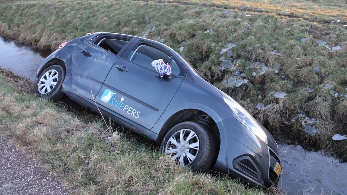 Auto raakt in sloot bij Yerseke