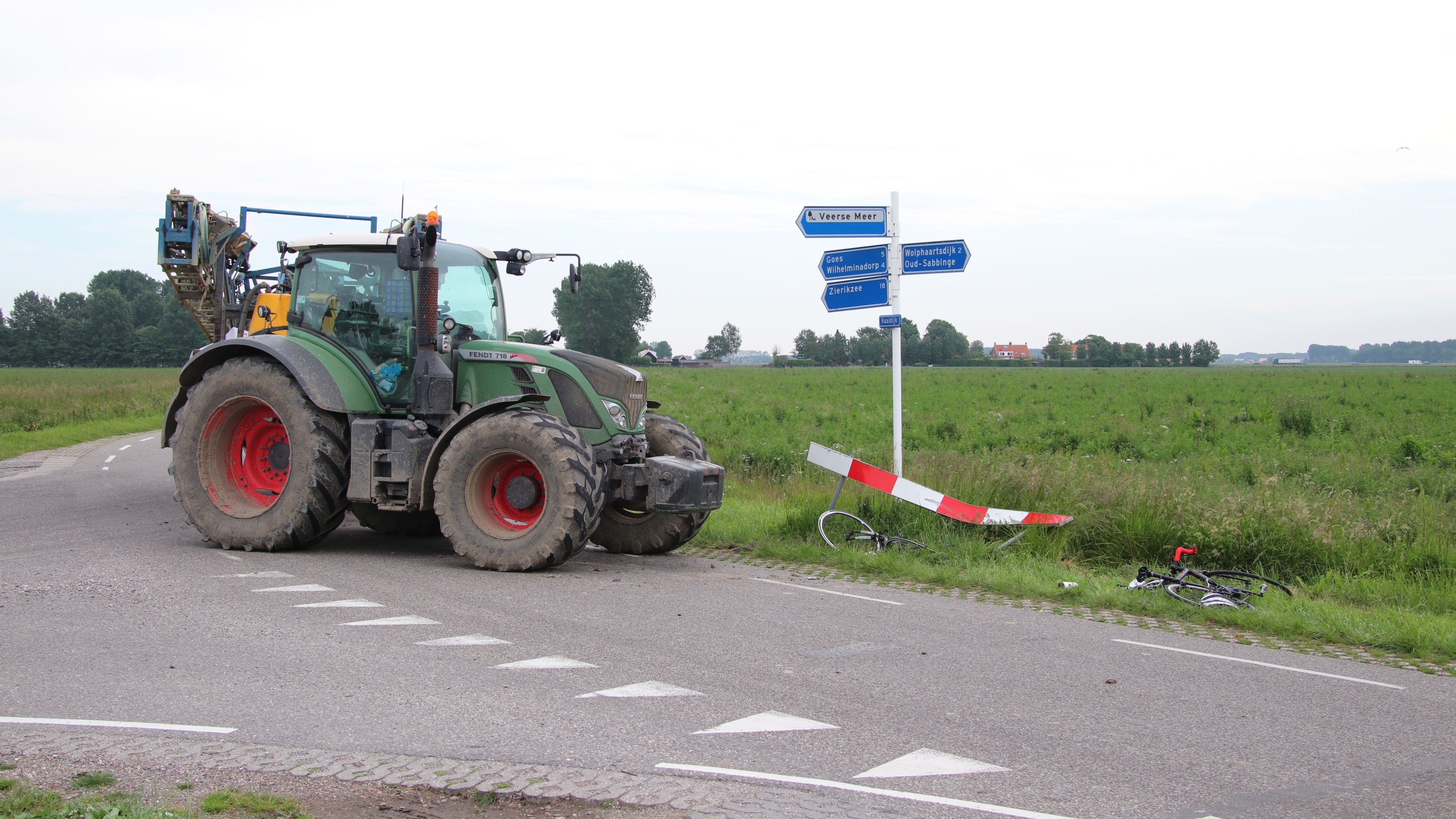 Wielrenster Gewond Bij Aanrijding Met Trekker In Wolphaartsdijk ...