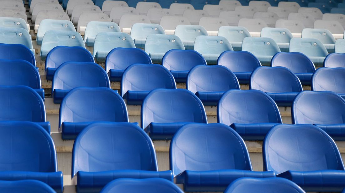 De stoelen in het stadion van PEC Zwolle zullen voorlopig leeg blijven