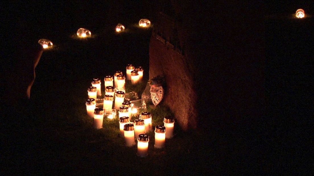 lichtjes bij het monument voor het levenloos geboren kind
