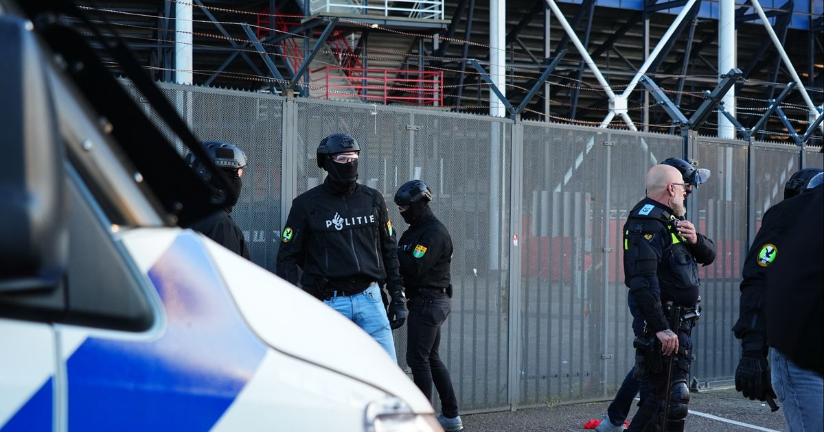 Twaalf hooligans Feyenoord gestraft voor mishandeling Algerijnse fans: negen krijgen gebiedsverbod