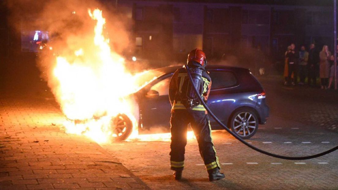 De vlammen sloegen al uit de auto toen brandweerlieden ter plaatse kwamen.