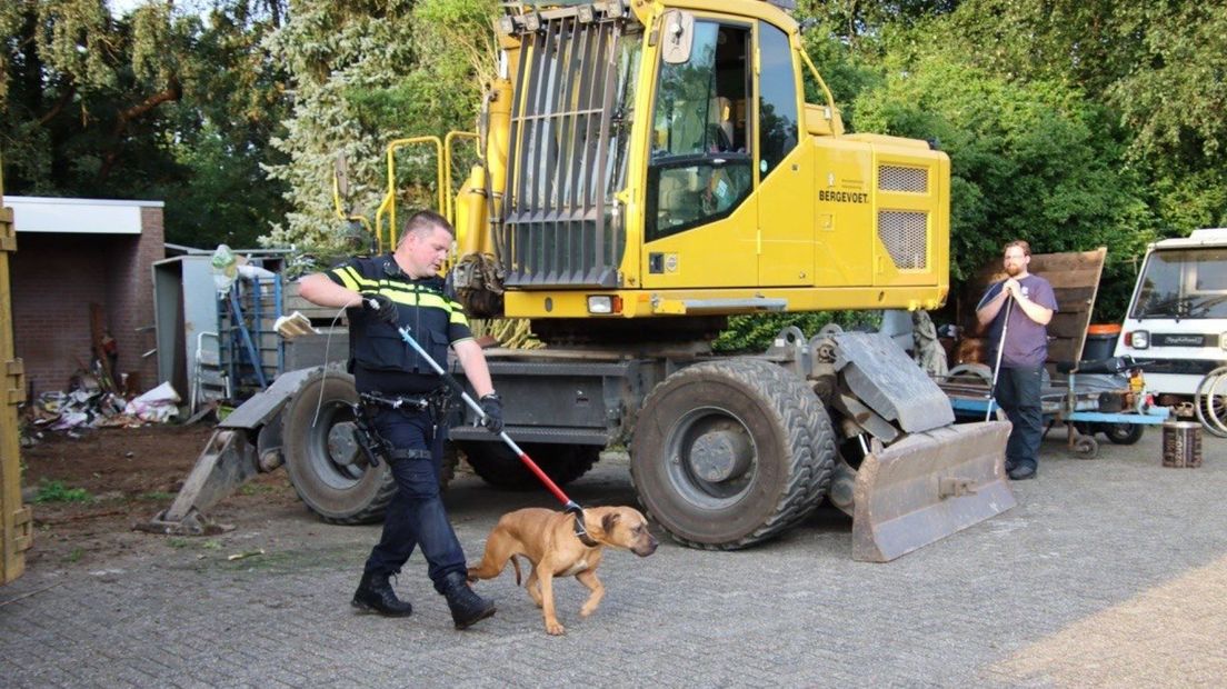Een van de honden die uit de woning gehaald is.