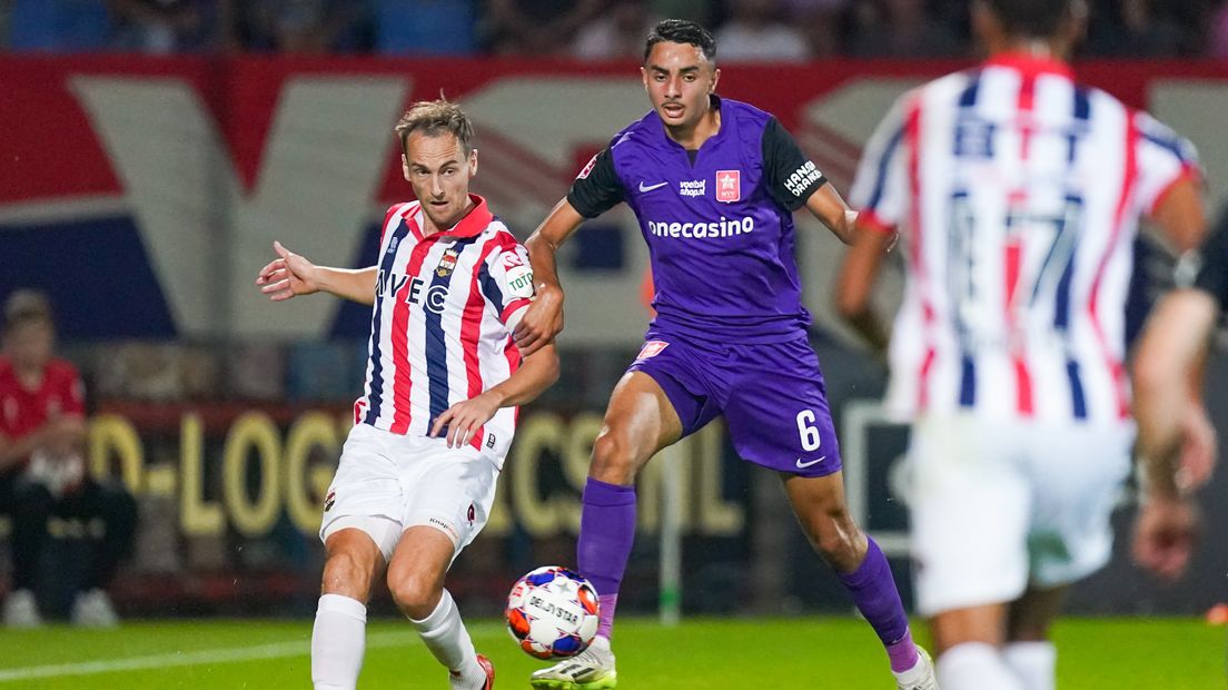 Nabil El Basri aan de bal tegen Willem II