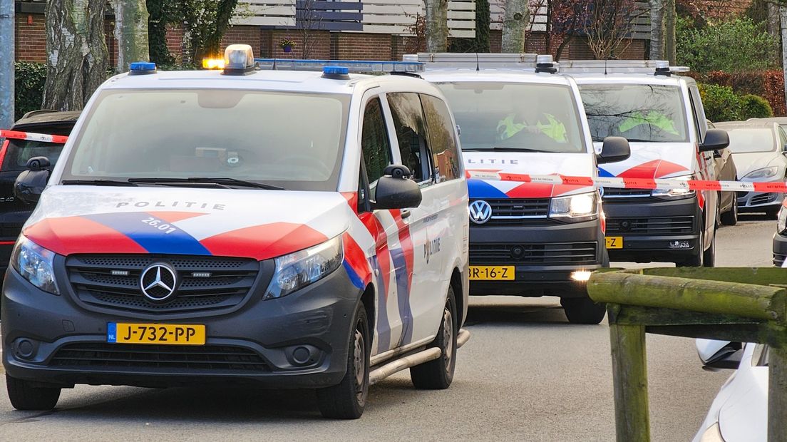 Politie aan de De Savornin Lohmanlaan in Groningen