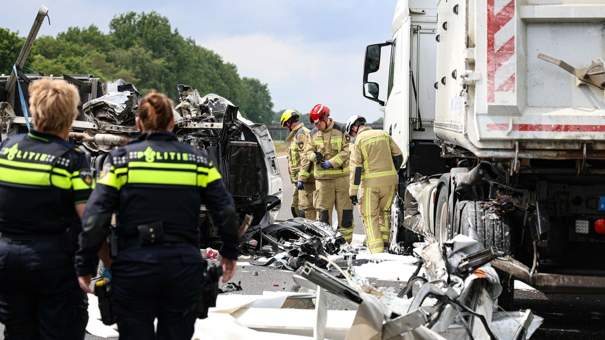 A37 tot laat vanavond dicht na botsing tussen bestelbus en vrachtwagen