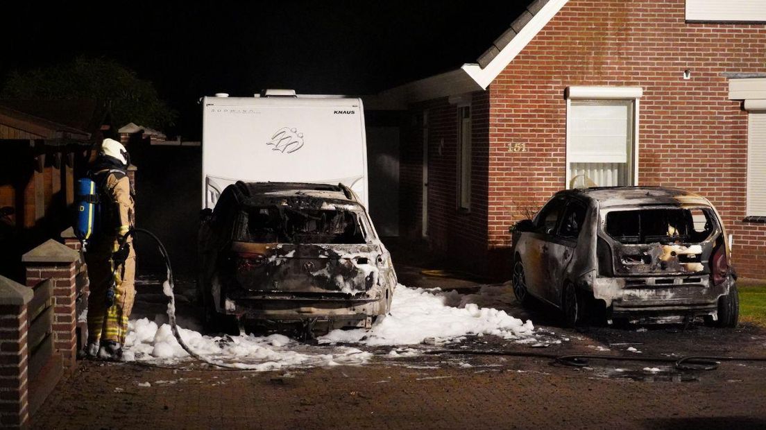 De twee auto's brandden volledig uit (Rechten: Van Oost Media)