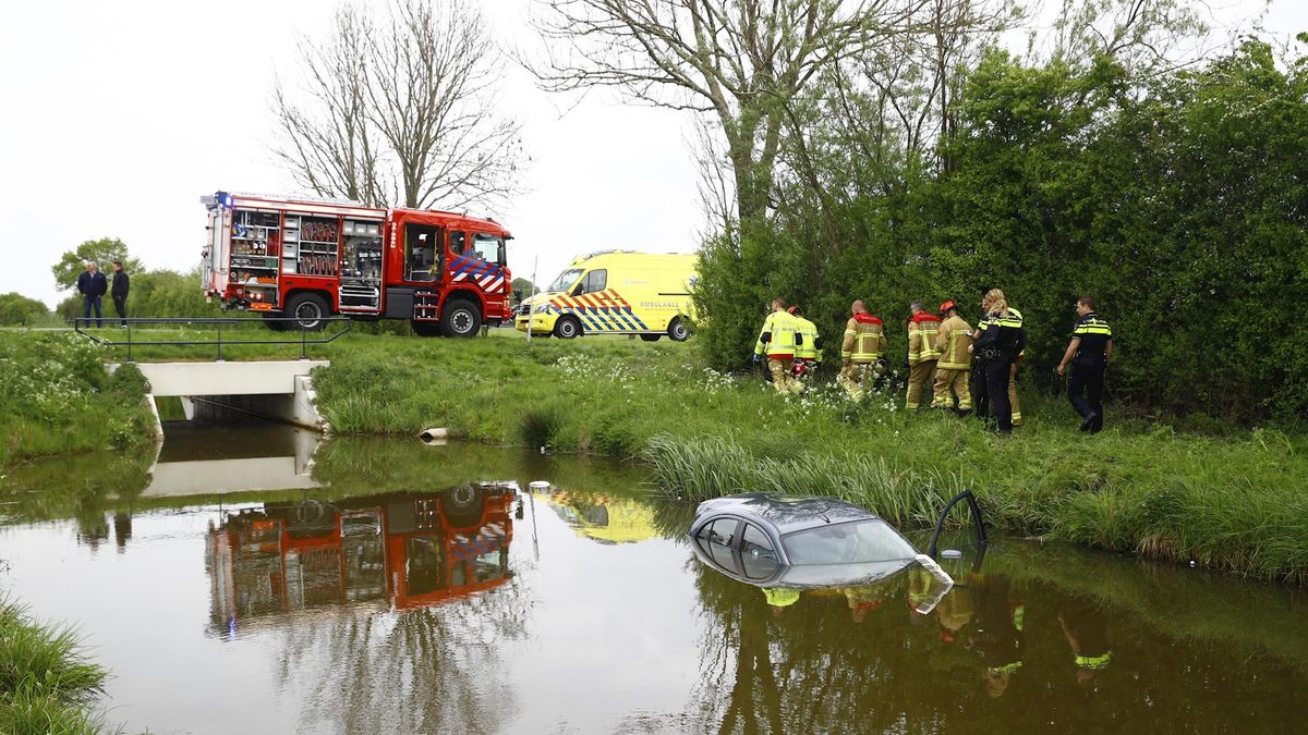 Auto ramt hekwerk, vliegt van talud en belandt in water bij Marle
