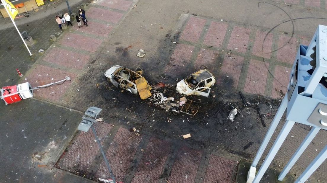 Uitgebrande auto's na de nieuwjaarsnacht in Hedel.