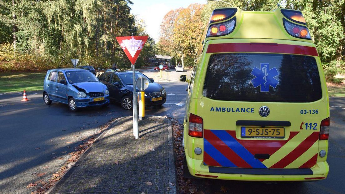 Twee auto's botsten op elkaar in Emmen (Rechten: De Vries Media)