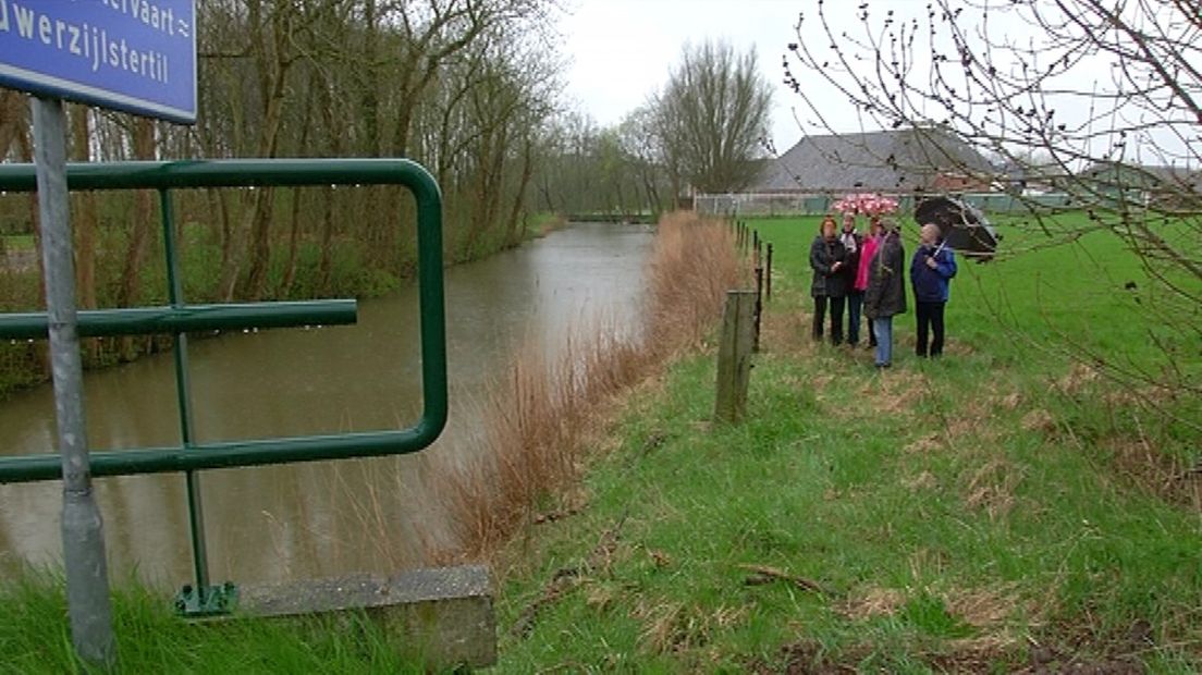 Dorpsbewoners staan op de plek van het oude kerkenpad.