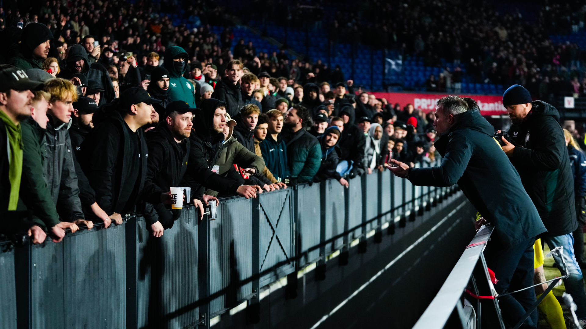 Robin van Persie na afloop in gesprek met supporters