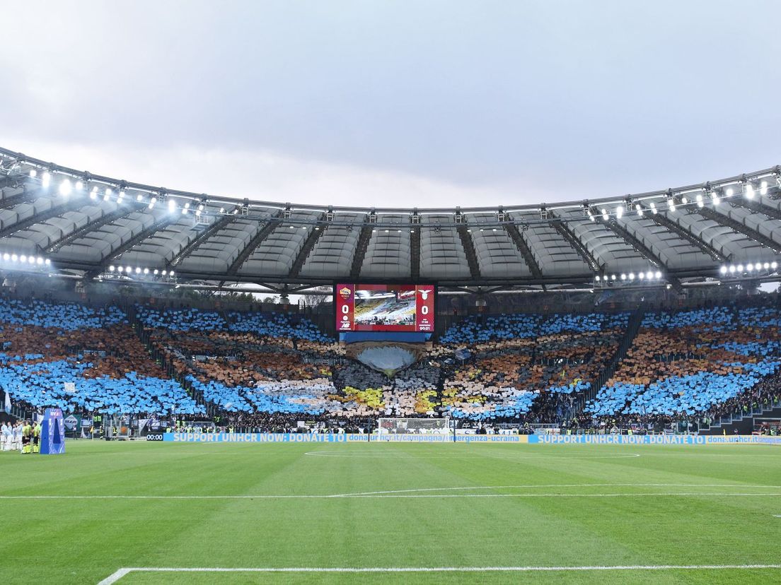 Een sfeeractie van Lazio-supporters voorafgaand aan de clash met AS Roma