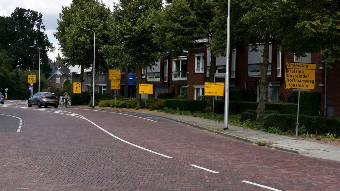 Automobilisten trotseren verkeersbordenwoud in Vriezenveen