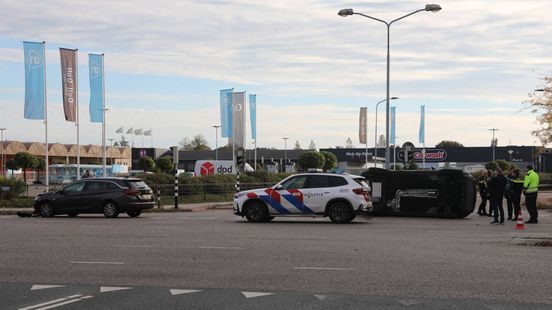 Auto op zijkant na botsing. Auto op zijkant na botsing.
