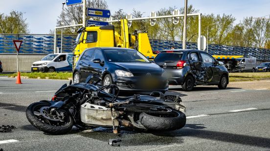 Gewonde na botsing tussen motor en auto. Gewonde na botsing tussen motor en auto.