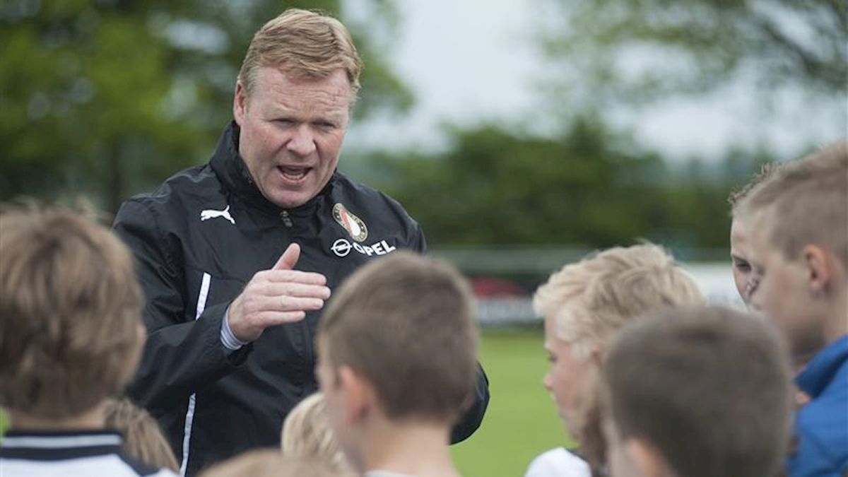 Ronald Koeman traint jeugd ASV'57 uit Aadorp