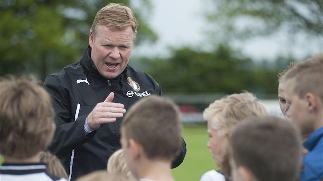 Ronald Koeman traint jeugdspelers