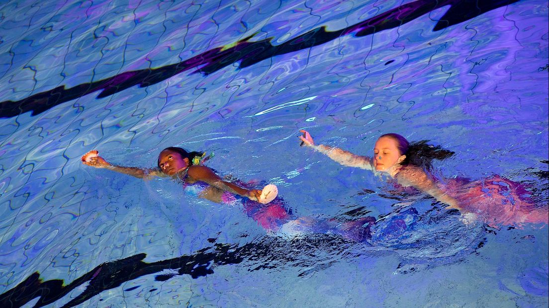 'Zeemeerminnen' zwommen in het gloednieuwe zwembad (Rechten: Bianca Verhoef Fotografie)