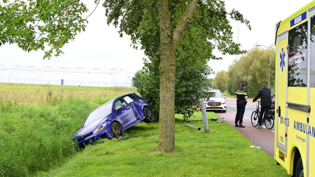 De in de sloot belandde auto in Farmsum