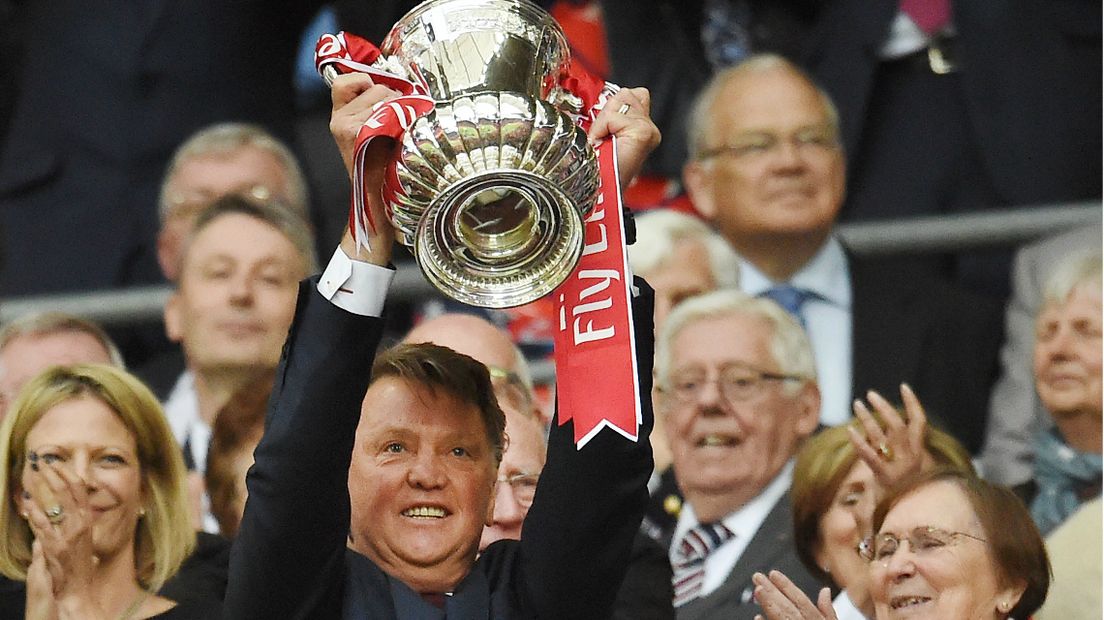 Manchester United-trainer Louis van Gaal met de FA Cup.